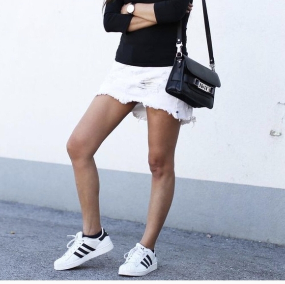 Adidas Superstar Shoes - White and Black Leather Unisex M6/W7 - Picture 4 of 17